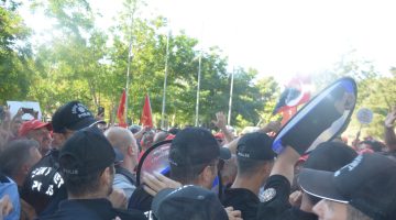 İzmir Büyükşehir önünde gerginlik: İşçiler kapıları zorladı, polis müdahale etti!