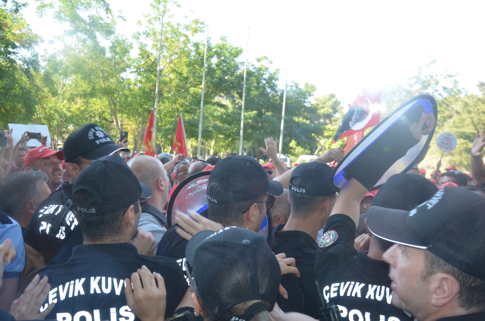 İzmir Büyükşehir önünde gerginlik: İşçiler kapıları zorladı, polis müdahale etti!