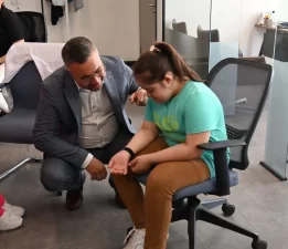 Büyükşehir’in “Ben Buradayım” projesinde bileklik dağıtımı sürüyor