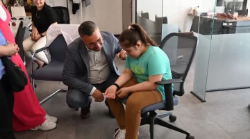 Büyükşehir’in “Ben Buradayım” projesinde bileklik dağıtımı sürüyor