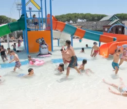 Aydınlı çocuklar aquaparkta serinledi