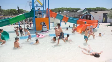 Aydınlı çocuklar aquaparkta serinledi