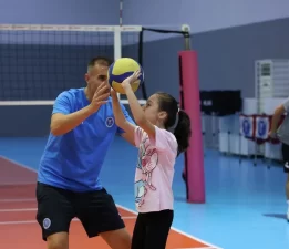 Aydınlı minikler voleybolla buluştu