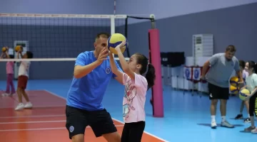 Aydınlı minikler voleybolla buluştu