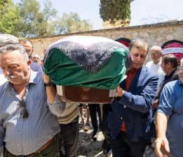 Başkan Tugay, Tacettin Bayır’ı acı gününde yalnız bırakmadı