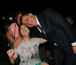 Başkan Tugay, Alaybey Mahalle Şenliği’ne katıldı