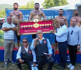 İzmir’in yağlı güreş şöleninde başpehlivan Erkan Taş oldu