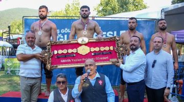 İzmir’in yağlı güreş şöleninde başpehlivan Erkan Taş oldu