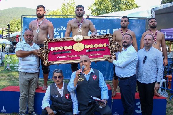 İzmir’in yağlı güreş şöleninde başpehlivan Erkan Taş oldu