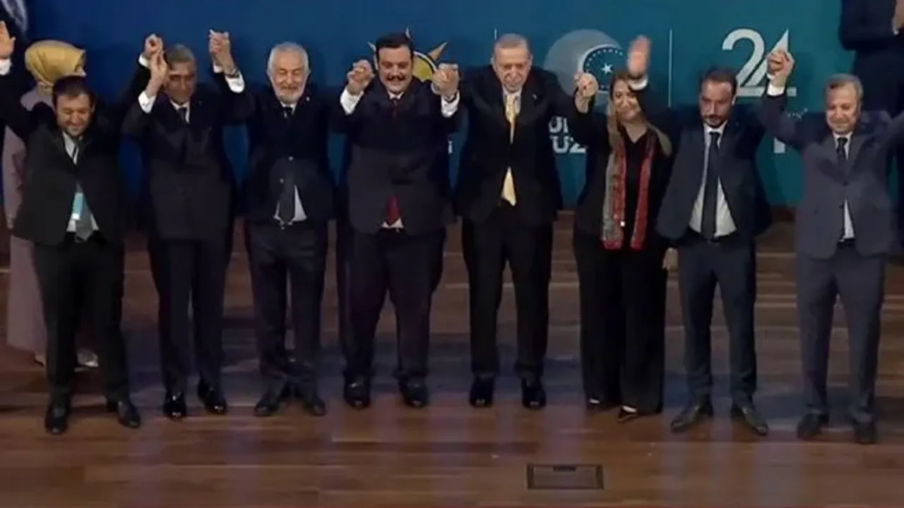 Erdoğan rozetlerini taktı: İşte AK Parti’ye katılan yeni isimler