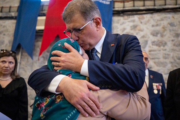 İzmir’de emekliler unutulmuyor