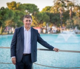 Başkan Tugay Kültürpark Göl Gazinosu’nu işçilerle açtı