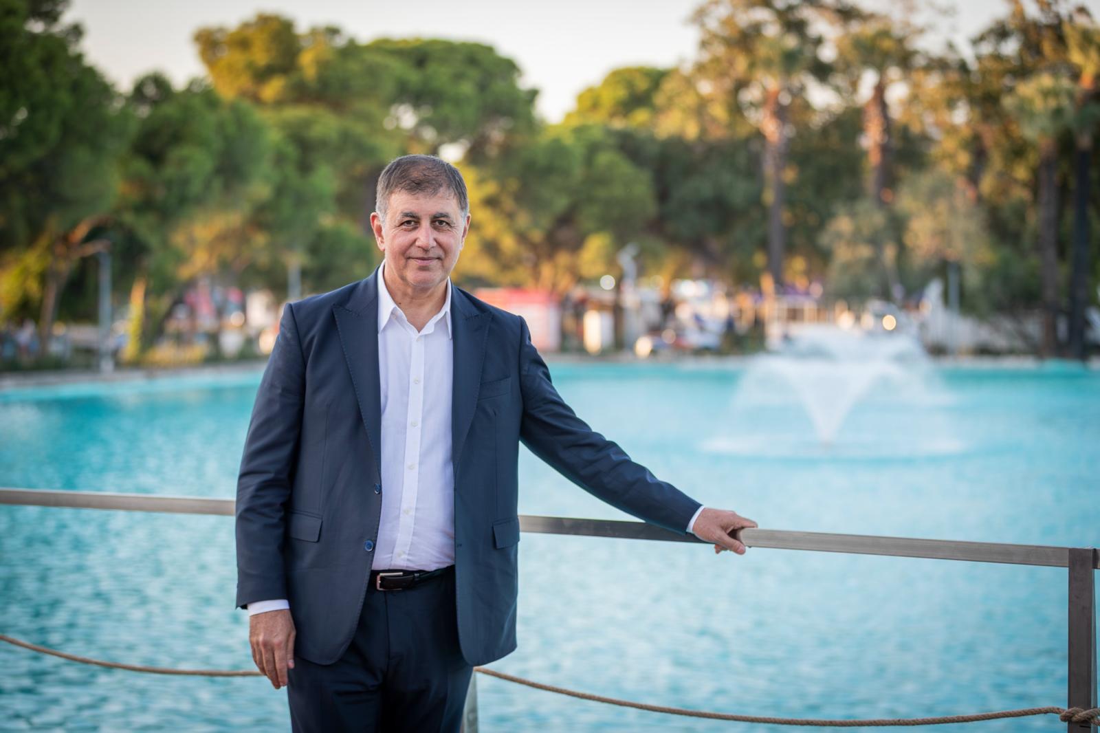 Başkan Tugay Kültürpark Göl Gazinosu’nu işçilerle açtı