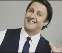 İLKER AYRIK, “GERÇEKLER ACIDIR” GÖSTERİSİYLE AYVALIK’TA ÜCRETSİZ SAHNE ALACAK