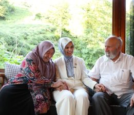 Göktaş, 63 yıllık evli Rizeli Kanbur çiftinin evine misafir oldu