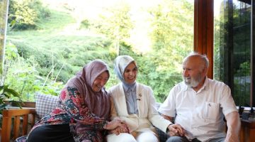 Göktaş, 63 yıllık evli Rizeli Kanbur çiftinin evine misafir oldu