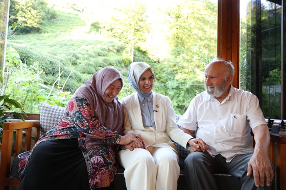 Göktaş, 63 yıllık evli Rizeli Kanbur çiftinin evine misafir oldu
