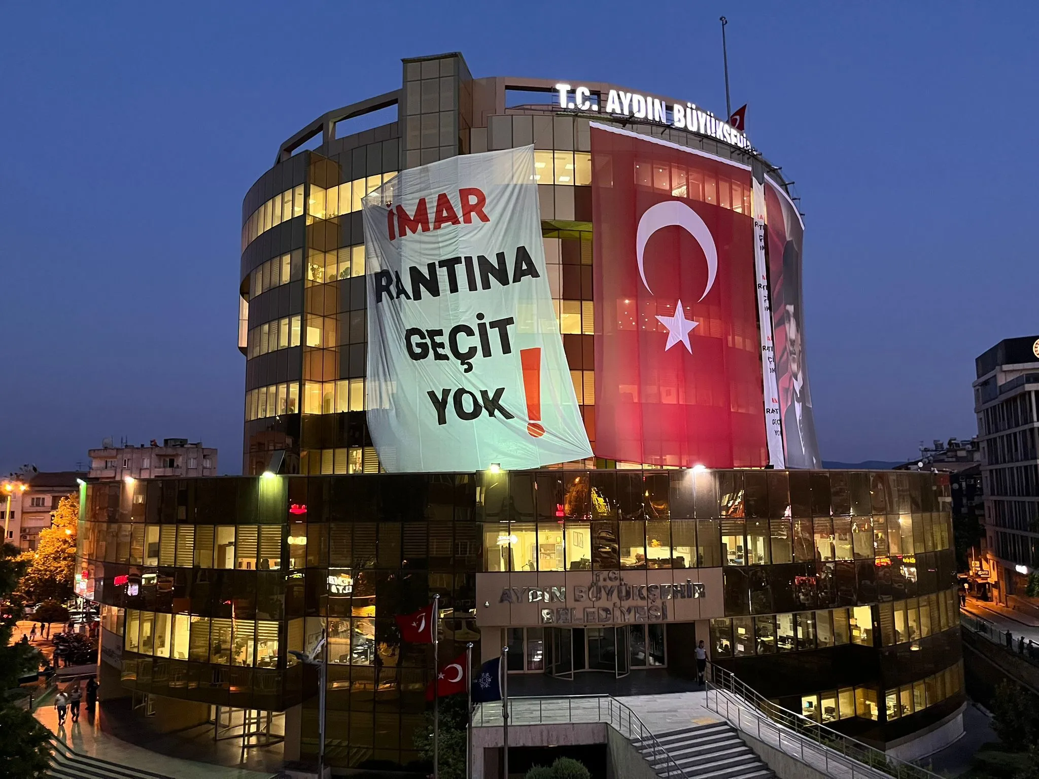 Aydın Büyükşehir’den dev pankart: “Ranta geçit yok”