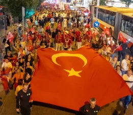 Zafer Korteji Buca’yı aydınlattı