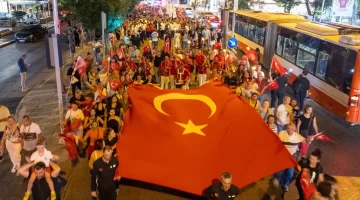 Zafer Korteji Buca’yı aydınlattı