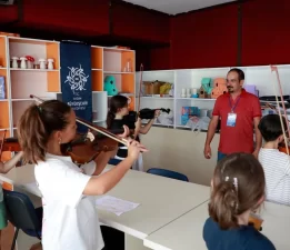 Aydınlı minikler keman öğreniyor