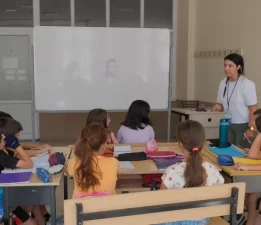 Aydınlı çocuklar yazı İngilizce öğrenerek geçiriyor
