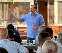 AK Partili Kaya’dan Başkan Tugay’a ‘çöp’ çıkışı: Top çevirmeyi bıraksın!