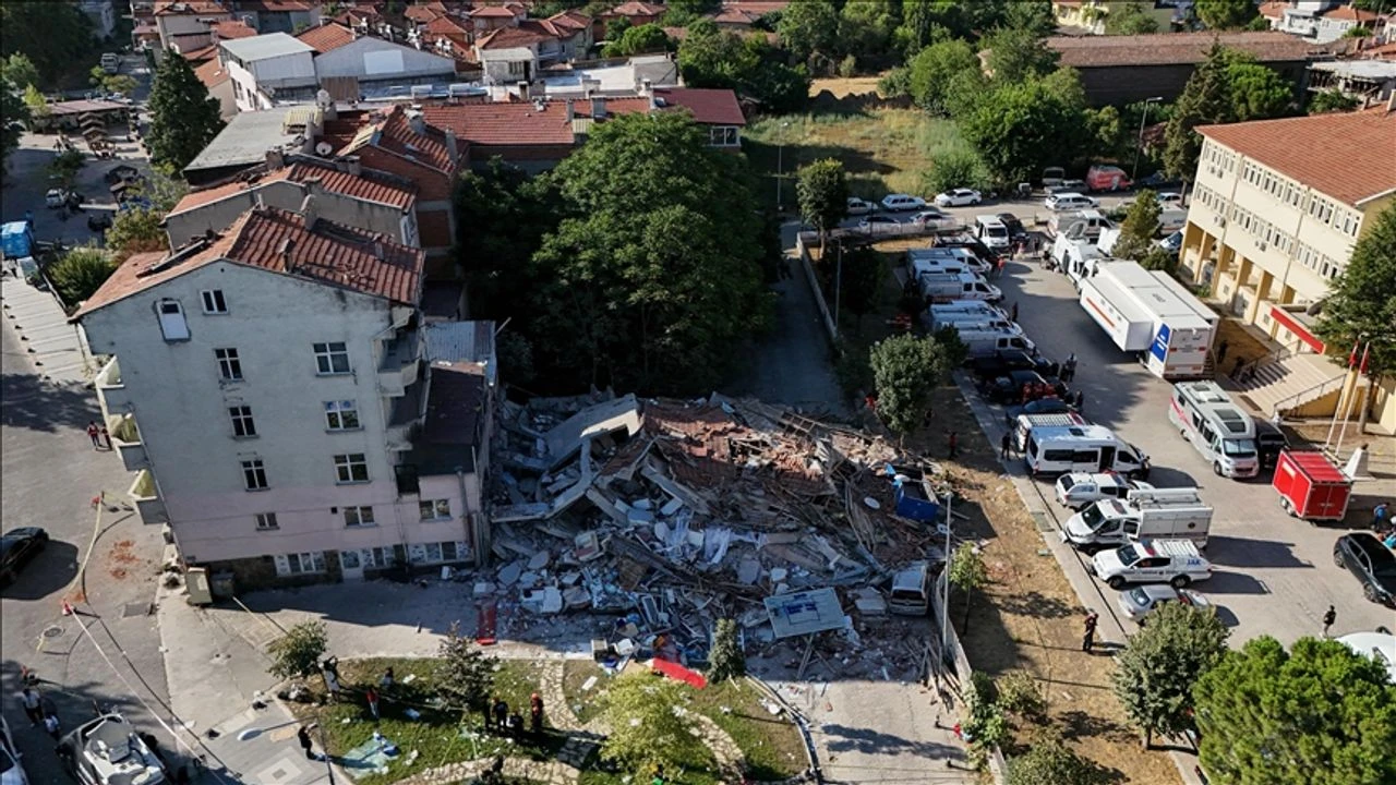 Kurum’dan deprem raporu: 1 yıkık, 13 ağır, 61 az hasarlı yapı!