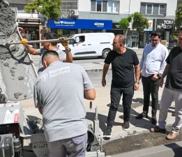 Bornova’da yollar bordür makinesi ile yenileniyor!