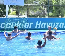 Manisalı öğrenciler yazı havuzlarda geçirdi