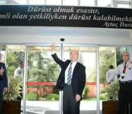 Eski belediye başkanı uçakta kalp krizi geçirdi!
