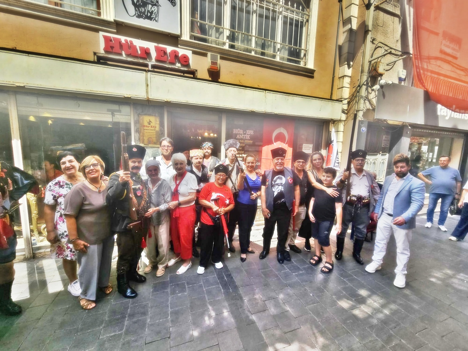 ATA PARTİ: “İzmir’imizin kurtuluşu kutlu olsun.”
