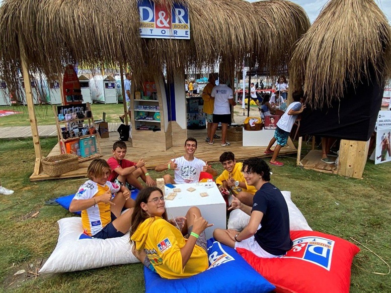 Çeşme’nin Mavisinde  D&R ile Kültür Rüzgarı