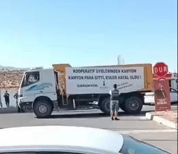 “Para Gitti, Evler Hayal Oldu” Yazılı Kamyon Dikkat Çekti