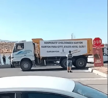 “Para Gitti, Evler Hayal Oldu” Yazılı Kamyon Dikkat Çekti