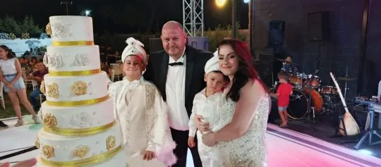Menderes’te İlkay Çiçek’in Mutlu Günü: Oğullarının Sünnet Töreni Coşkuyla Kutlandı!