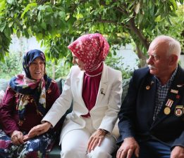 Bakan Göktaş, Kıbrıs Gazisi ve eşinin 48 yıllık yuvasına misafir oldu