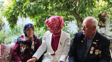 Bakan Göktaş, Kıbrıs Gazisi ve eşinin 48 yıllık yuvasına misafir oldu