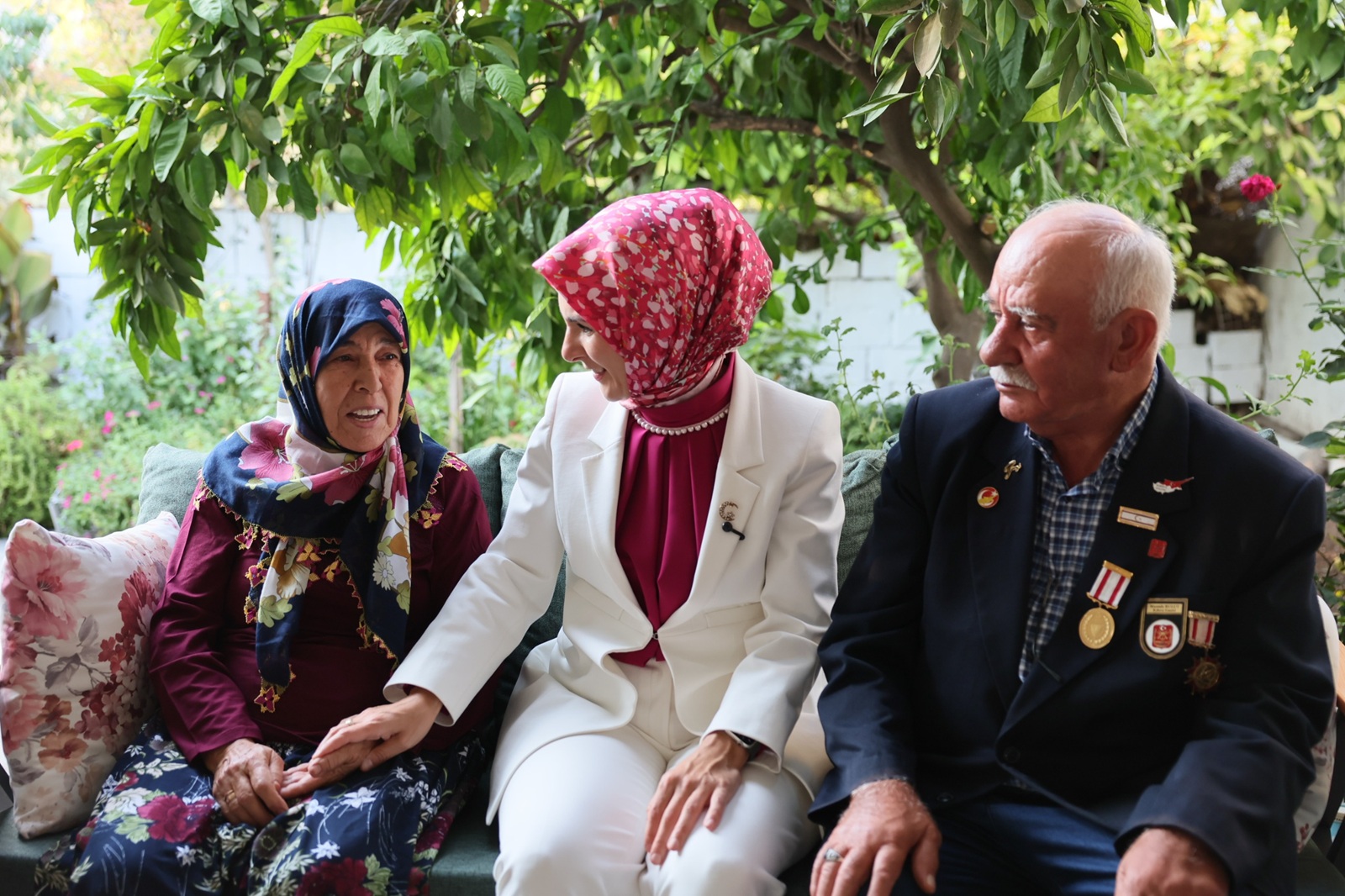 Bakan Göktaş, Kıbrıs Gazisi ve eşinin 48 yıllık yuvasına misafir oldu