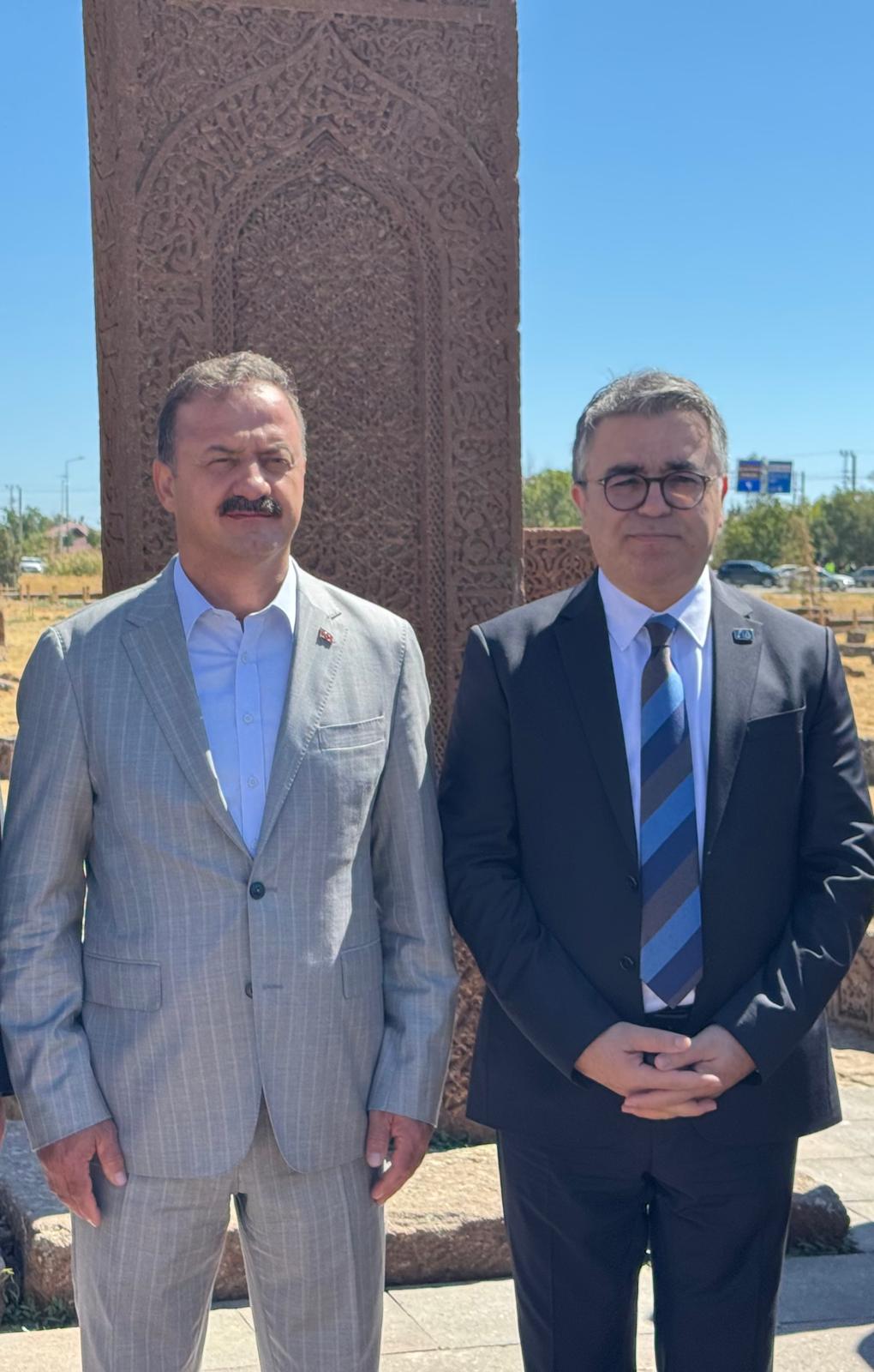 “Anahtar Parti İzmir İl Başkanından Çöp  Tepkisi: Topladınız Topladınız!”