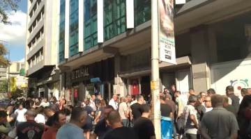 İZENERJİ önünde iade kuyruğu: 500 güvenlik görevlisi bekliyor