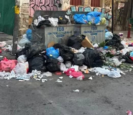 Eylem sonrası Konak’ta çöp dağları!
