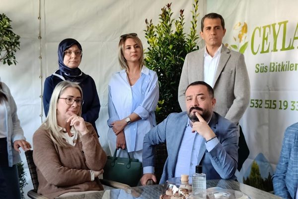 – Fuarda AK Parti ve CHP Arasında Güldüren Diyalog:  – “En Güzel Başkan Bizde”