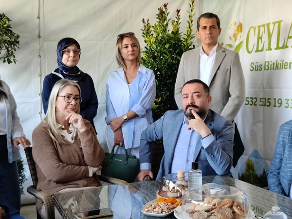 Fuarda AK Parti ve CHP Arasında Güldüren Diyalog:   “En Güzel Başkan Bizde”