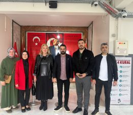 AK Parti Çiğli Teşkilatı’ndan 24 Kasım Öğretmenler Günü’nde Tam Kadro Ziyaret