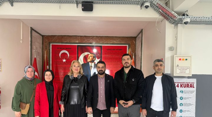 AK Parti Çiğli Teşkilatı’ndan 24 Kasım Öğretmenler Günü’nde Tam Kadro Ziyaret