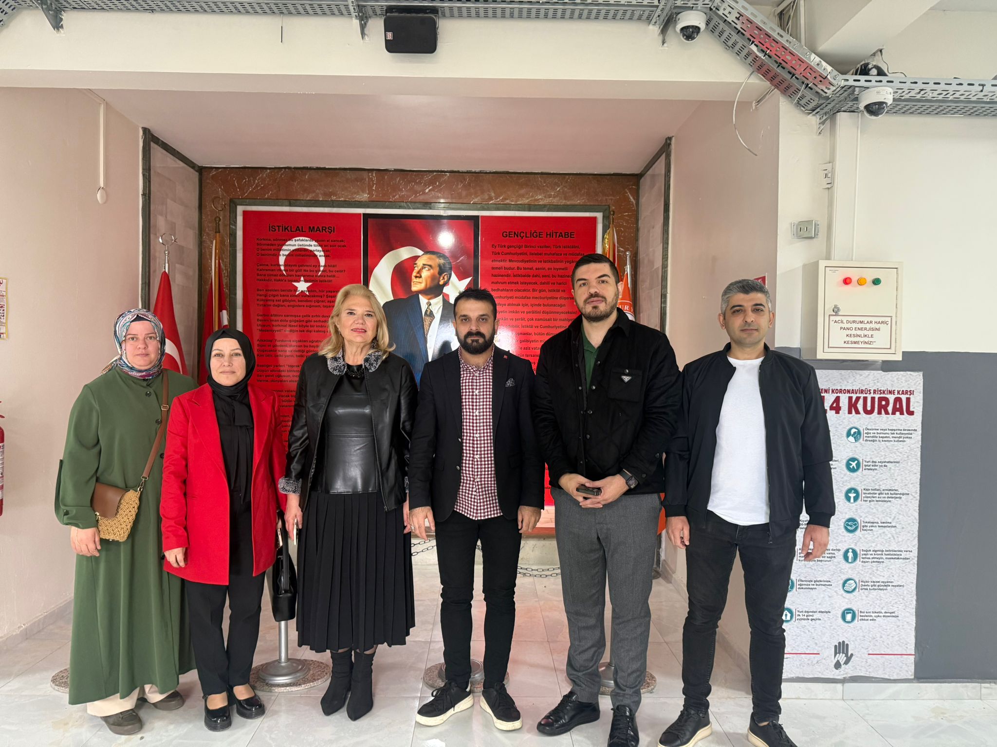 AK Parti Çiğli Teşkilatı’ndan 24 Kasım Öğretmenler Günü’nde Tam Kadro Ziyaret