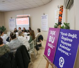 Buca’da Türk dizilerinde romantize edilen şiddet tartışıldı