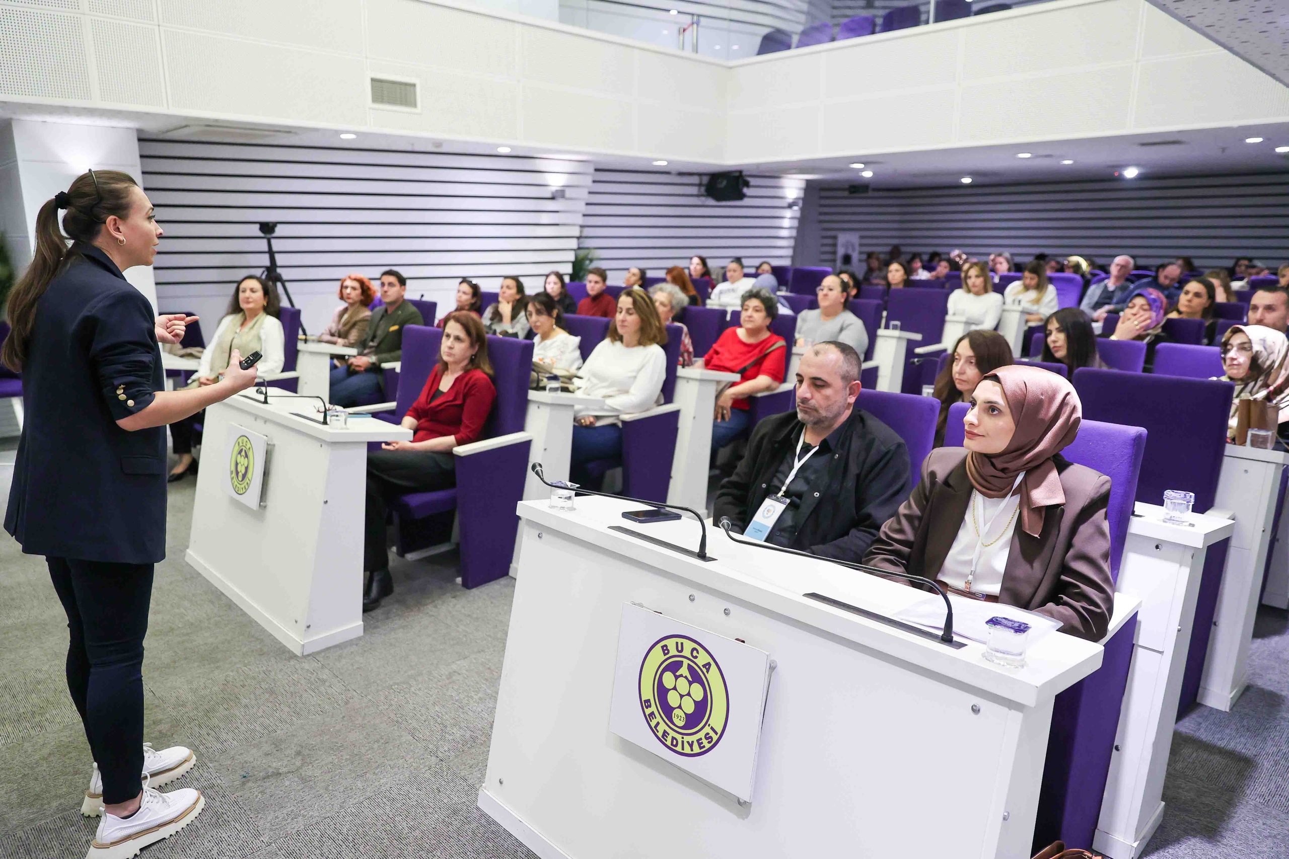 Buca Belediyesi’nden anlamlı adım: Çalışanlarına otizm farkındalık eğitimi verdi