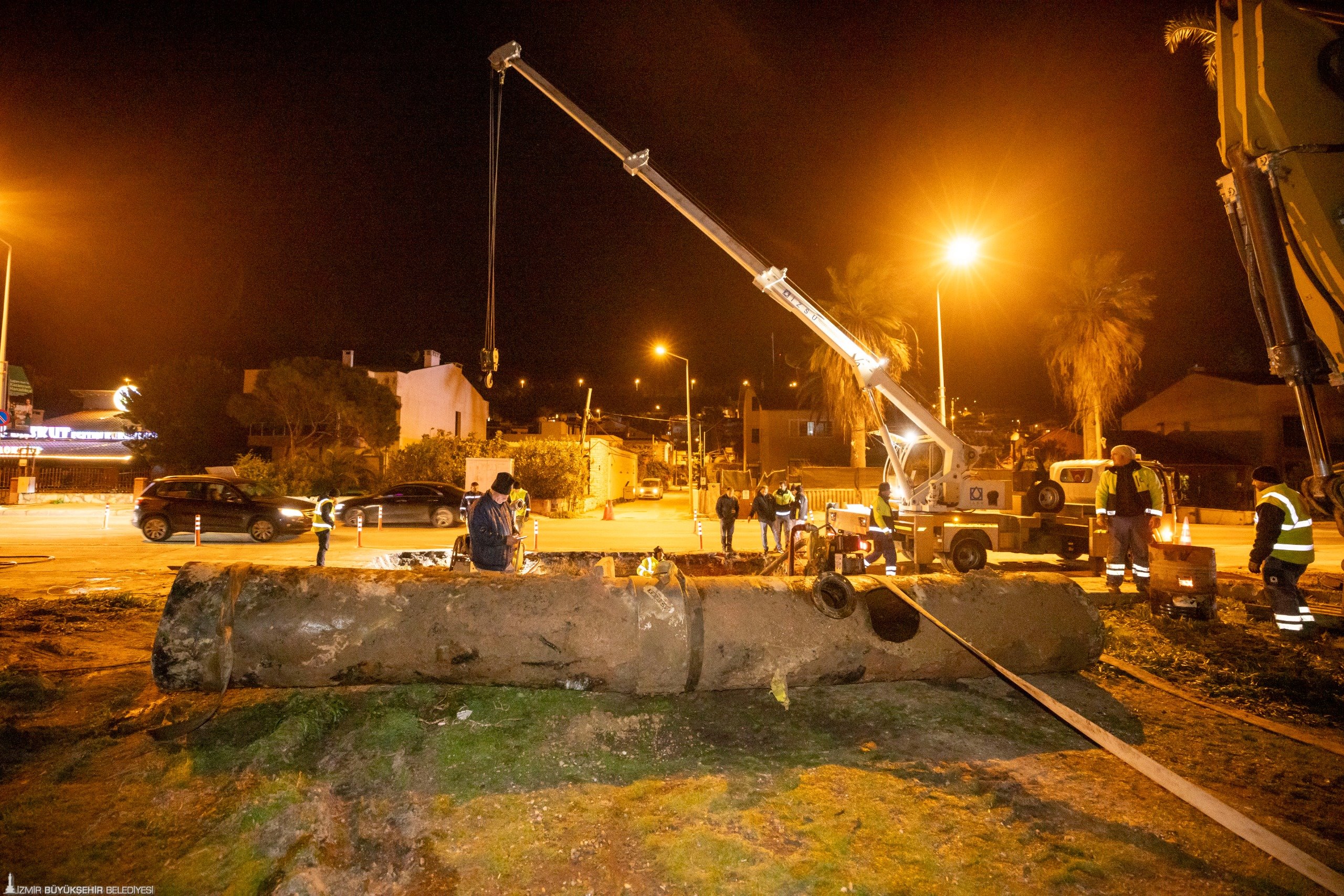 İZSU ekipleri Güzelbahçe–Narlıdere ana iletim hattındaki arızayı giderdi